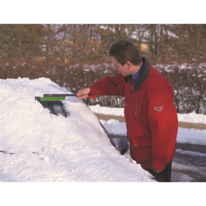 Vikan 520052 sneeuwborstel en ijskrabber in gebruik